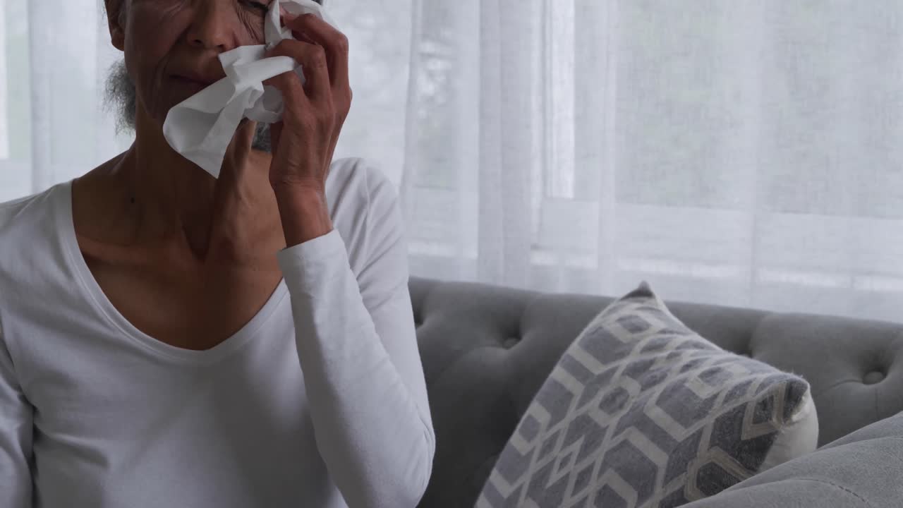 mujer madura en casa