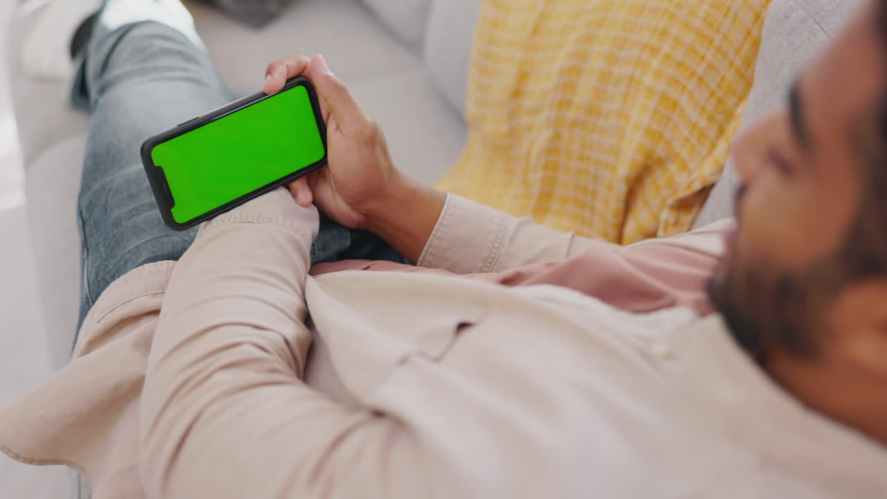 사람, 스마트폰과 소파에 녹색 모 ⁇  화면