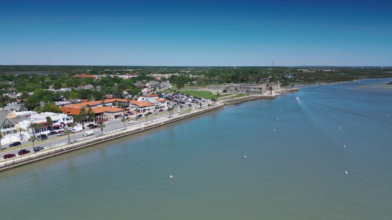 Una ripresa con drone del Castillo de San Marcos dal fiume