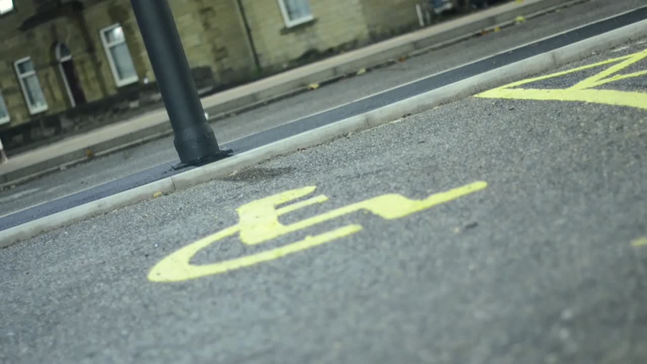 señales de estacionamiento para discapacitados en el estacionamiento de asfalto