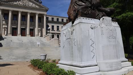 Edificio-Del-Capitolio-Del-Estado-De-Mississippi-En-Jackson,-Mississippi-Con-Inclinación-Hacia-Arriba-Desde-La-Estatua