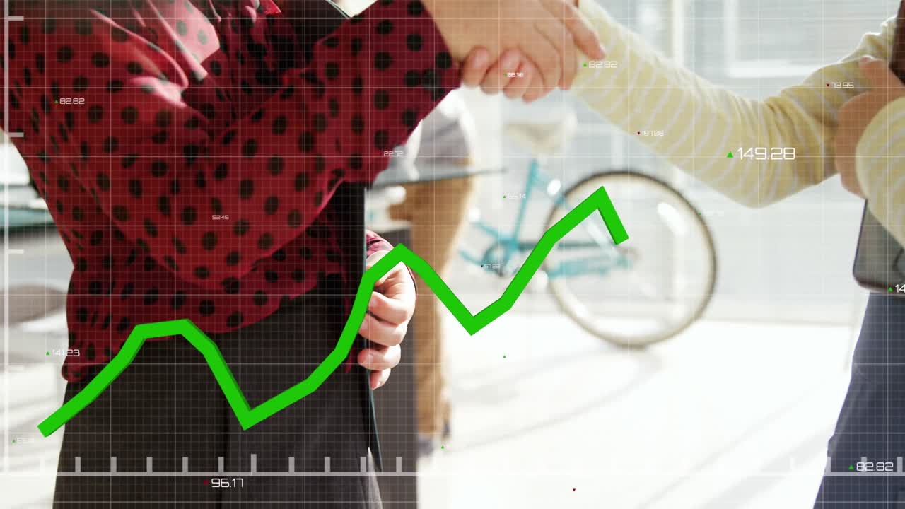 datos financieros sobre una joven que estrecha la mano.