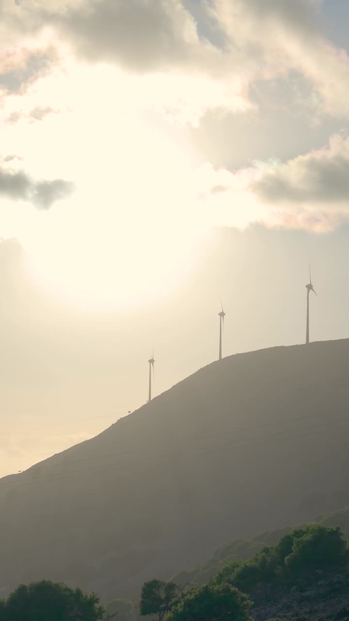 해가 뜨고 해가 지는 언덕에 있는 풍력 발전소
