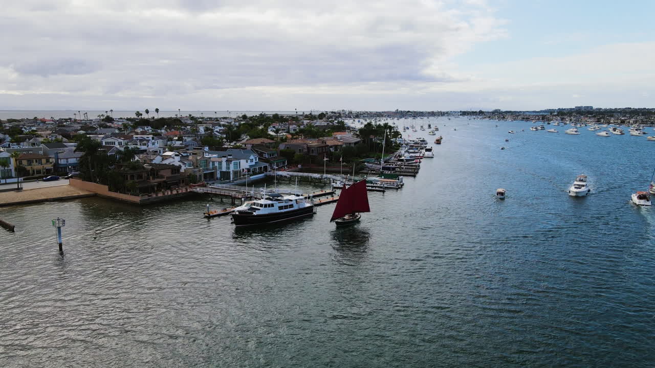 fotografía aérea de barcos en la playa de newport, en el parcialmente soleado los ángeles, estados unidos