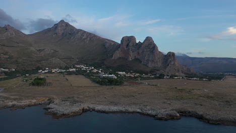 montañas sicilianas desde el mar