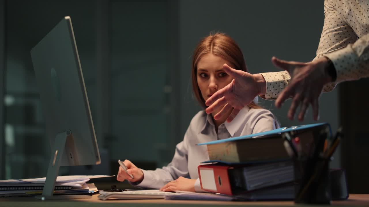 Giovane donna d'affari sopraffatta ed esausta dal carico di lavoro in ufficio