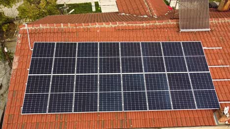 fotovoltaica en el techo de una toma aérea de la casa
