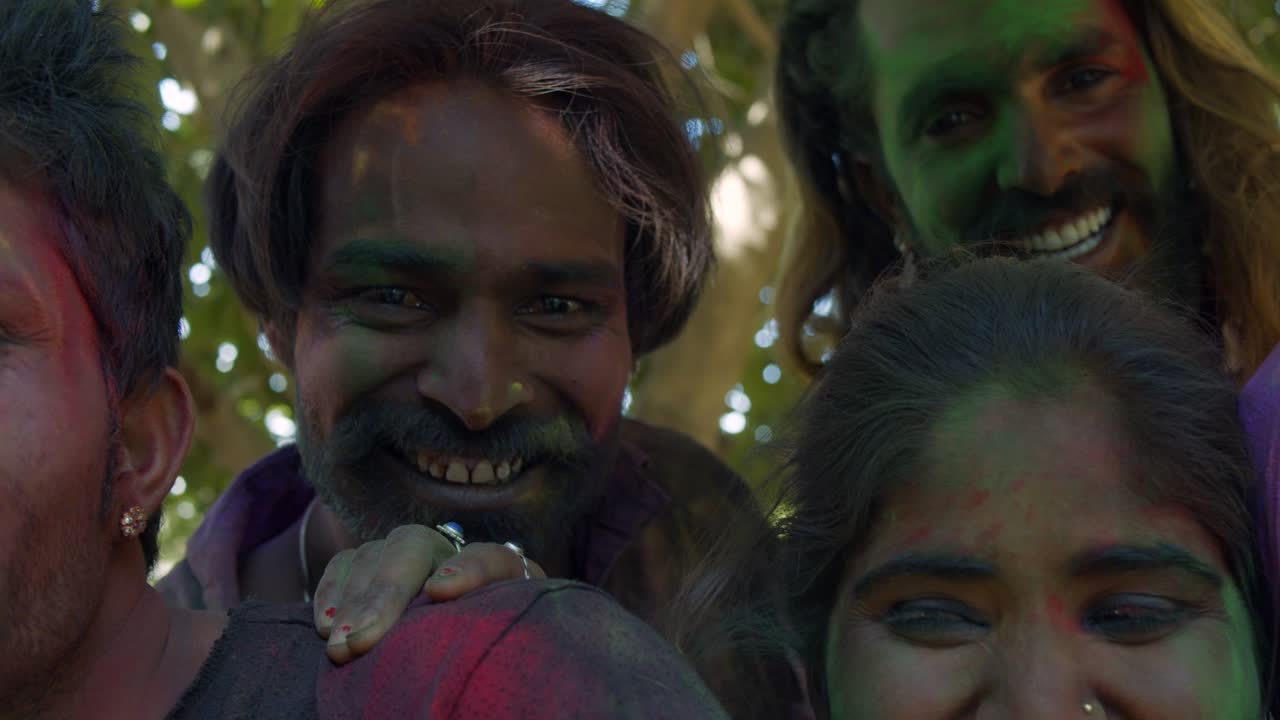 la gente de rajasthan celebra el festival de los colores holi en la india