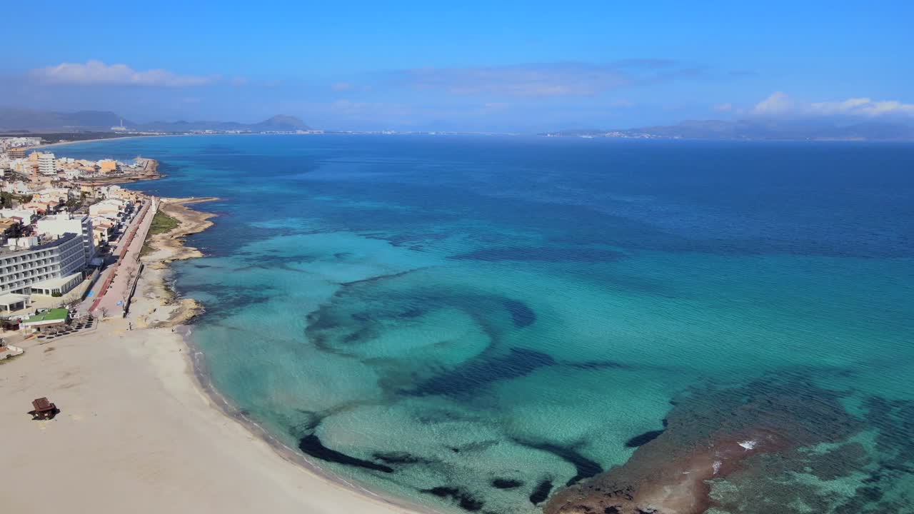 experimente la belleza de la playa de son baulo en can picafort, mallorca. disfrute de las tranquilas aguas turquesas y las arenas doradas bajo un cielo azul claro. perfecto para la relajación y las actividades al aire libre.