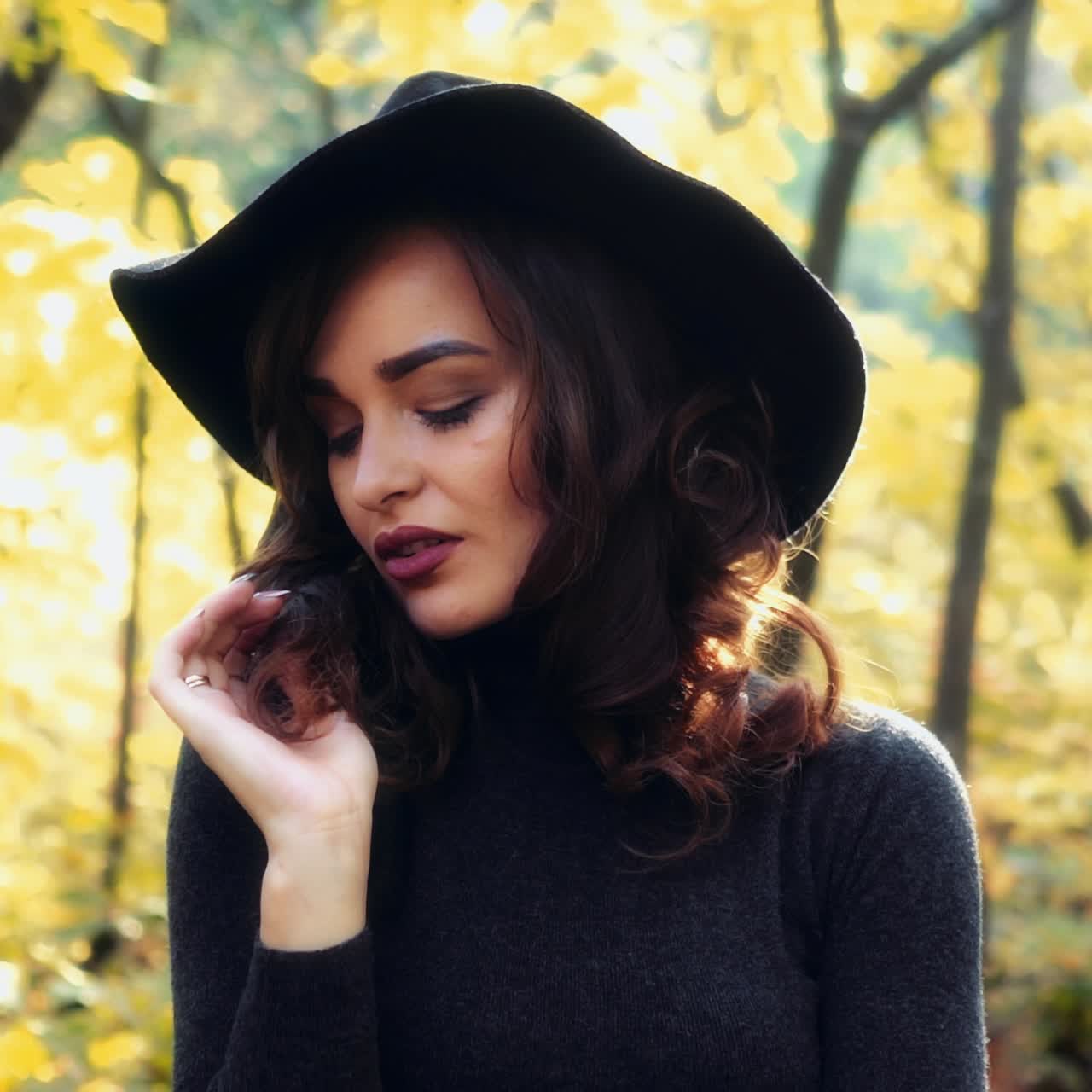 una chica caminando por el parque.