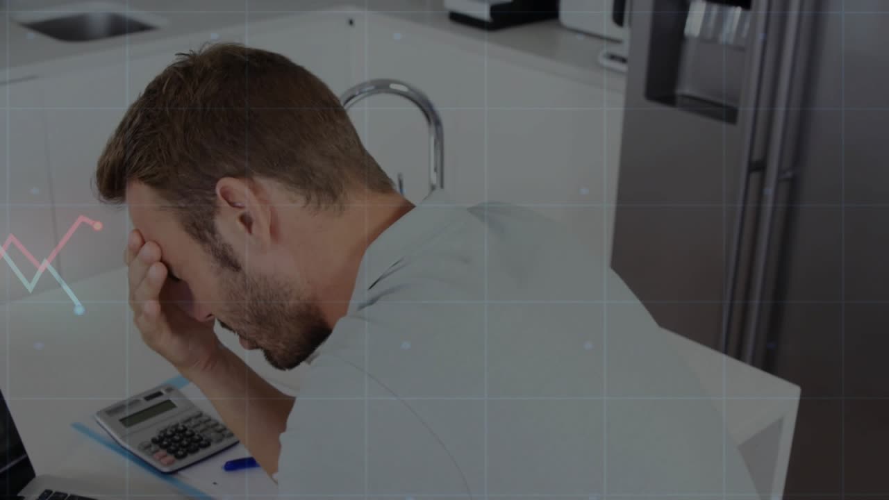 Uomo al bancone della cucina che muove il cursore, apre l'app, controlla le finanze mentre un grafico a linee si sovrappone al laptop