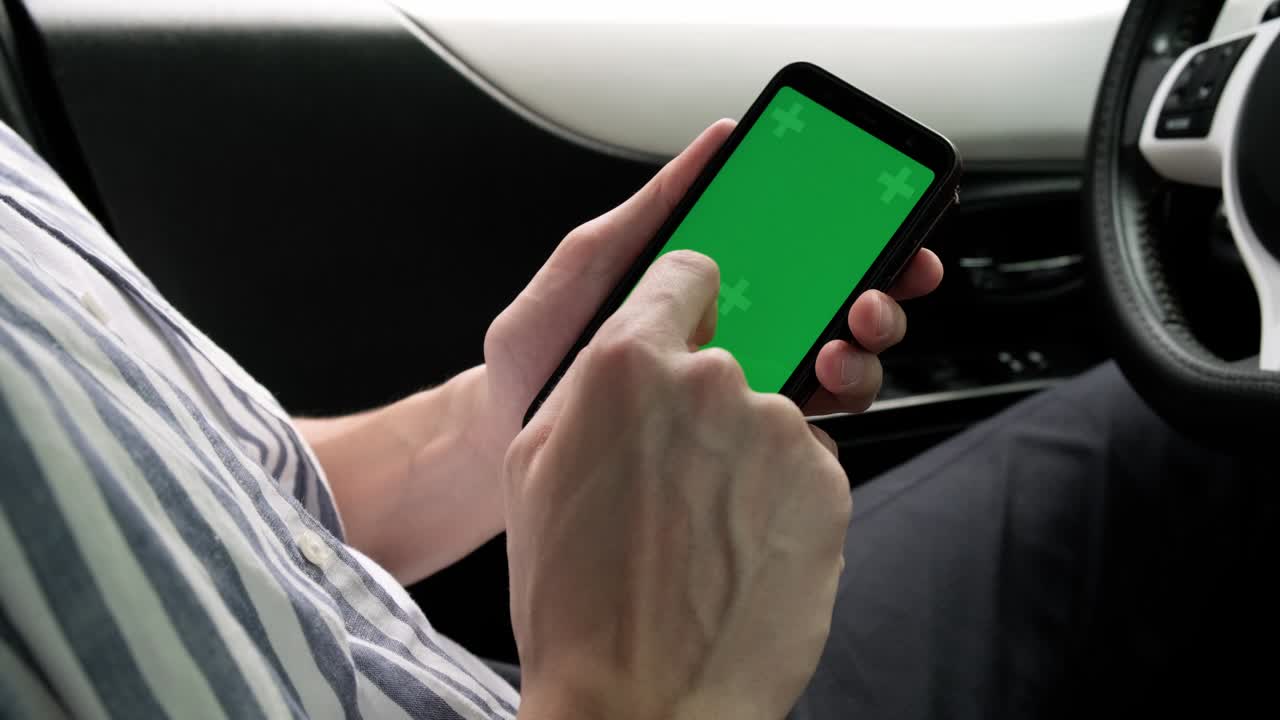 pantalla de maqueta verde de teléfono inteligente, hombre conductor haciendo gestos de toque.