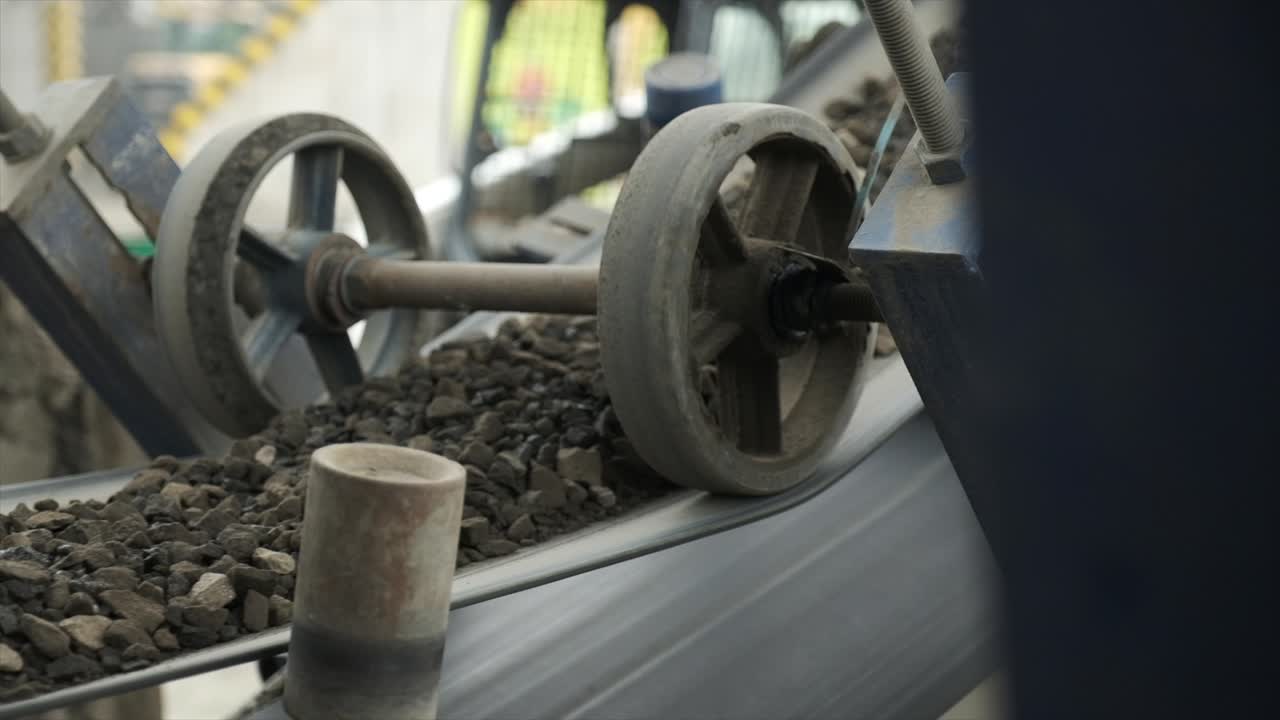 ленточный конвейер, холодный лифт и бункер для подачи холодного агрегата из холодного контейнера