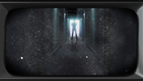animación de una película dañada de una figura escalofriante retroiluminada en la puerta al final del corredor oscuro
