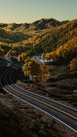 camino de montaña de otoño