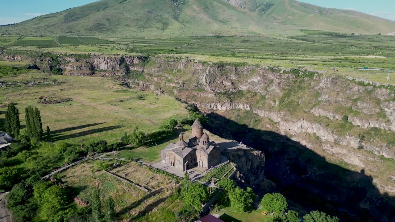 vídeo de drones de alta definición de 4k de la hermosa iglesia de saghmosavank, armenia
