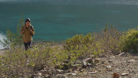 eine asiatische frau, die im nationalpark spazieren geht