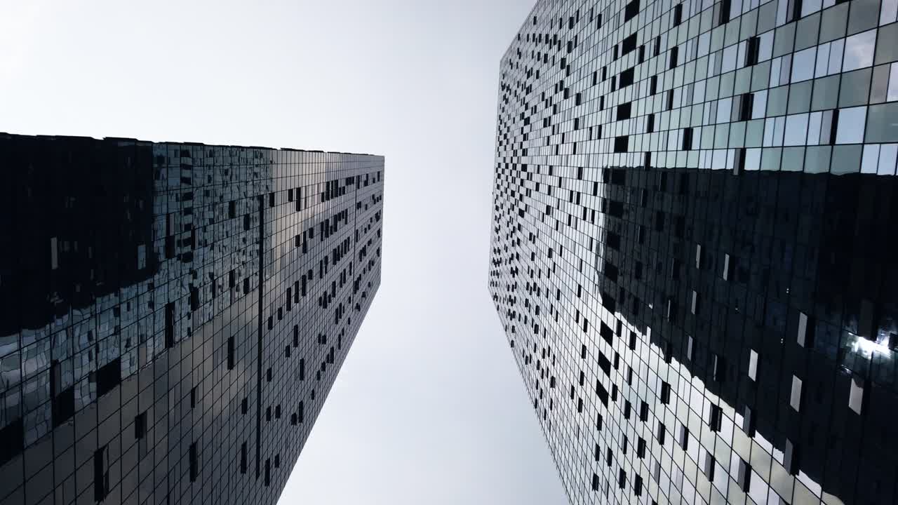 rascacielos de vidrio modernos contra el cielo