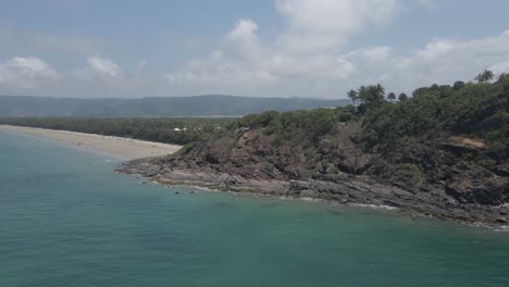 Playa-De-Cuatro-Millas-Con-Mirador-En-Lo-Alto-Del-Acantilado-En-Verano-En-Port-Douglas---Playa-De-4-Millas-En-Qld,-Australia