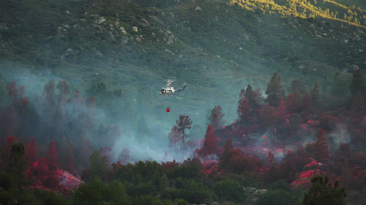 Incendio boschivo nella contea di Kern, California, elicottero che sgancia ritardante antincendio
