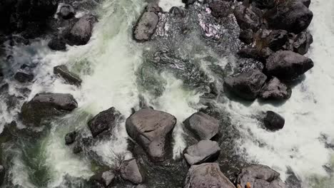 Vista-Aérea-De-La-Avenida-De-Rocas-Gigantes-Sección-De-Agua-En-El-Río-Rogue-Superior-En-El-Sur-De-Oregon