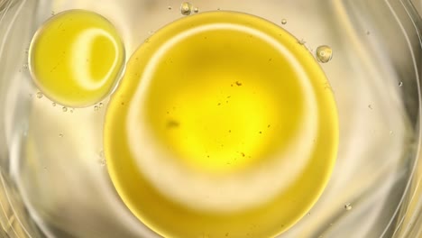 gotas de aceite amarillas que se dividen en burbujas más pequeñas