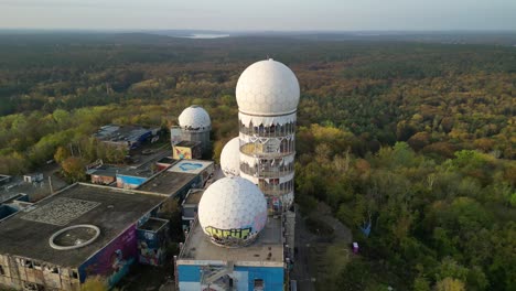 gran vista aérea toma de seguimiento de vuelo desde arriba drone bosque de otoño radom al amanecer de la mañana, montaña del diablo en el bosque berlín octubre de 2022