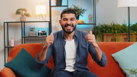 Joven-Indio-Feliz-Mirando-Televisión-Celebrando-El-éxito,-La-Victoria,-La-Suerte,-La-Buena-Noticia-Y-El-Juego-De-Lotería