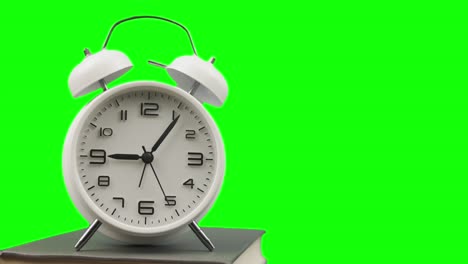 time lapse 4k de close up despertador tradicional con fondo de pantalla verde y espacio de copia muestra el concepto de tiempo que pasa en el despertar y la hora pico de la mañana para hacer trabajo y negocios.