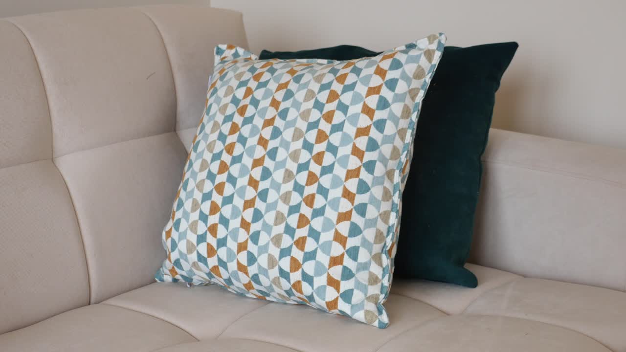 almohadas elegantes en un sofá de crema