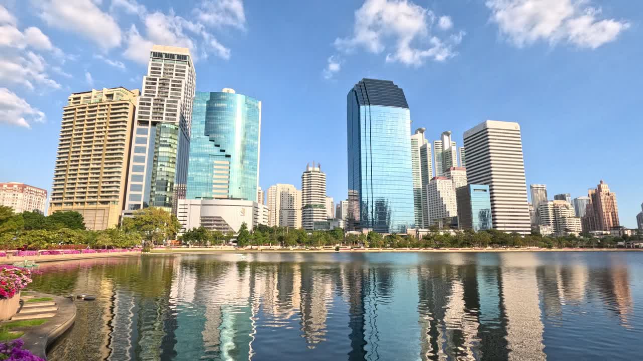 Lapso de tiempo del horizonte urbano con agua reflectante