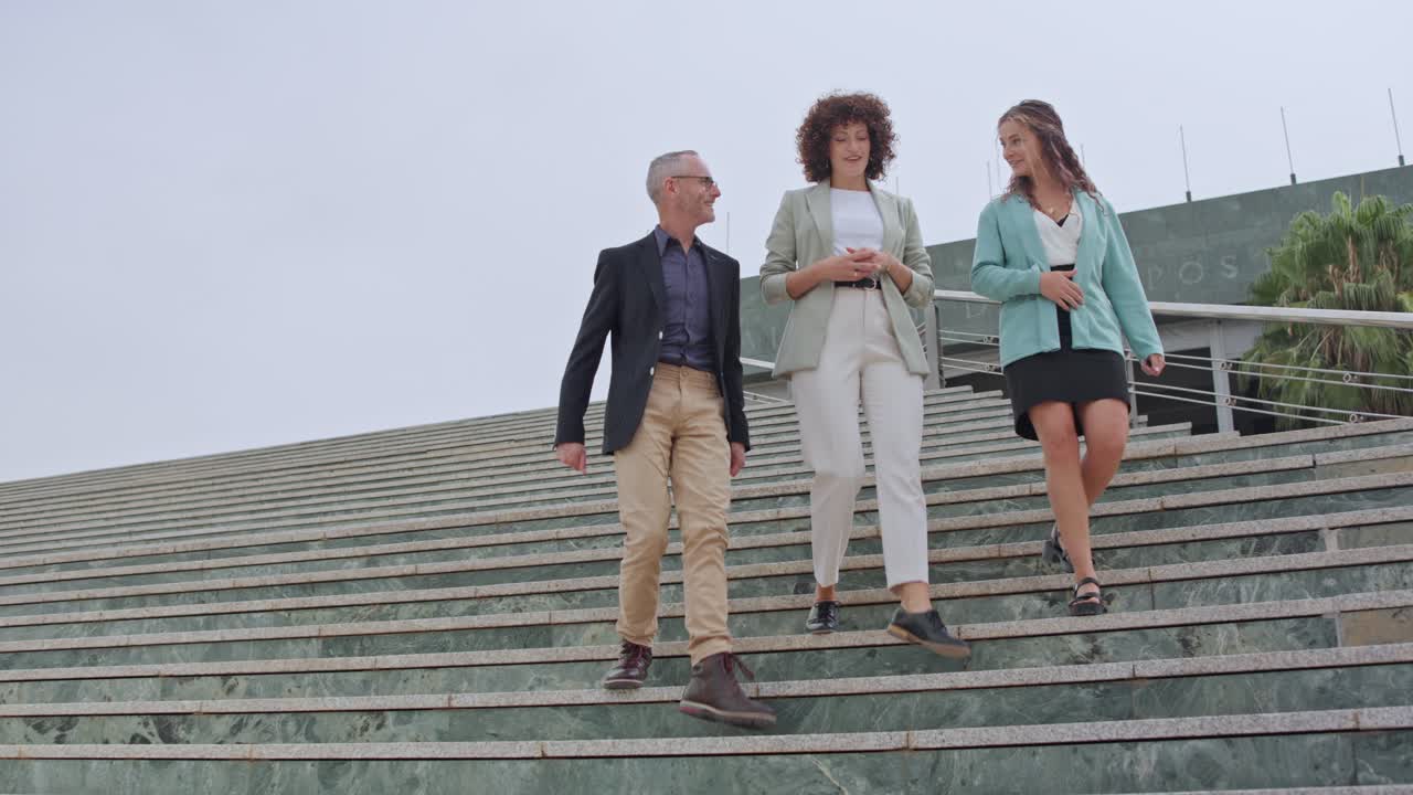 personas de negocios caminando por las escaleras