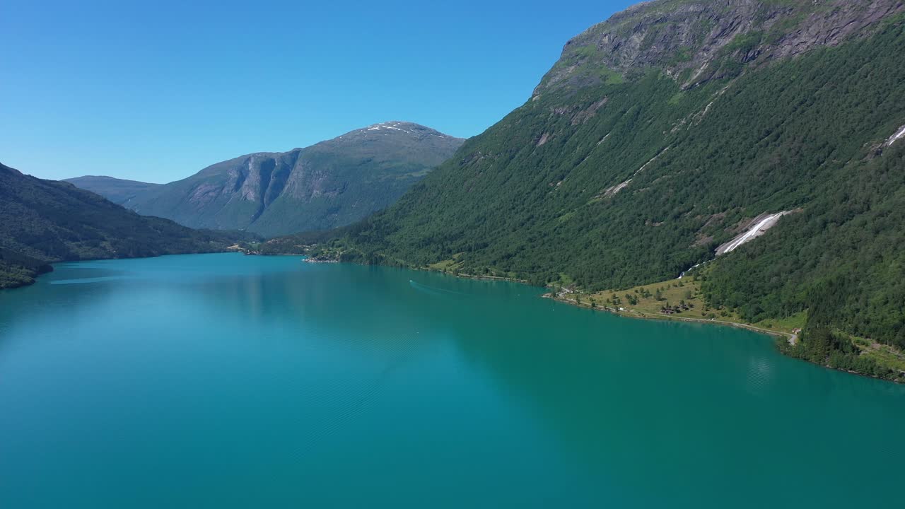 호수 oldevatn 노르웨이 - 옛날 노르웨이의 거대하고 바삭바삭한 깨끗한 빙하 녹색 담수호 - 언덕에 가까운 앞으로 움직이는 공중