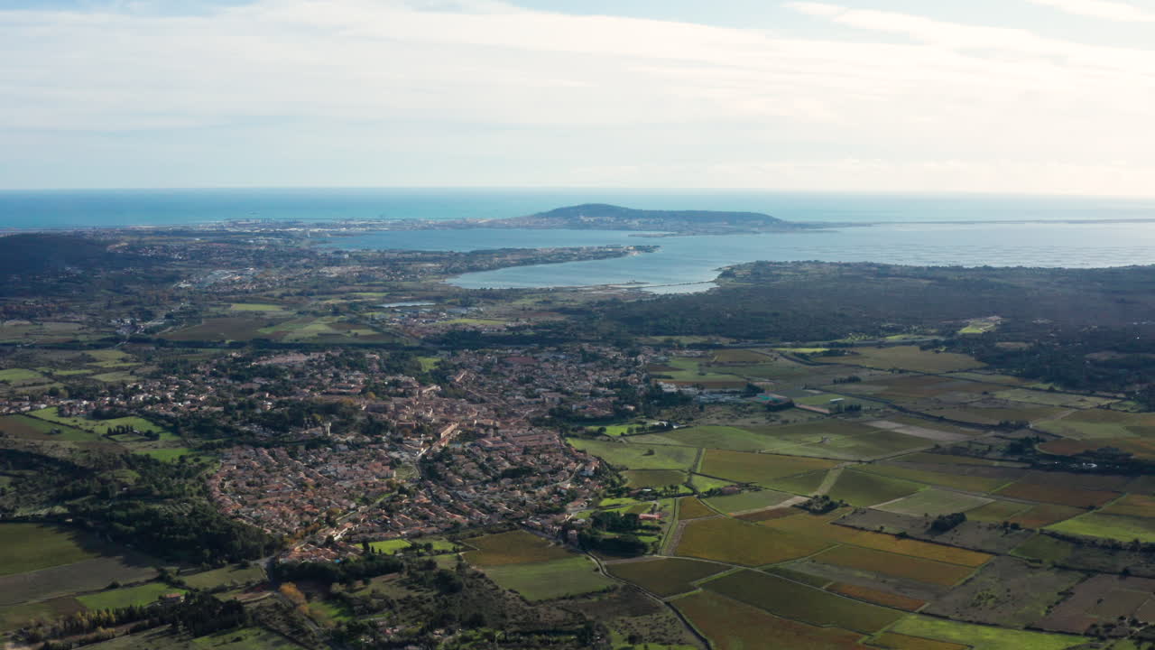 montañas autopista y campos de viñedos en la costa mediterránea balaruc sete