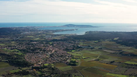 Berge,-Autobahn-Und-Weinberge-An-Der-Mittelmeerküste-Balaruc-Sete