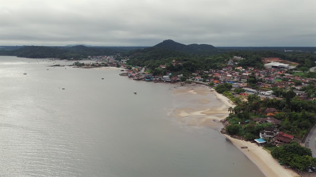 un pintoresco pueblo de pescadores adorna las orillas de la bahía de babitonga en são francisco do sul