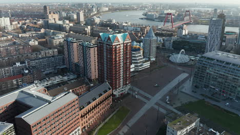 Increíble-Paisaje-Urbano-Del-Centro-De-La-Ciudad-De-Rotterdam-Y-Una-Vista-Del-Río-Nieuwe-Maas---Toma-Aérea