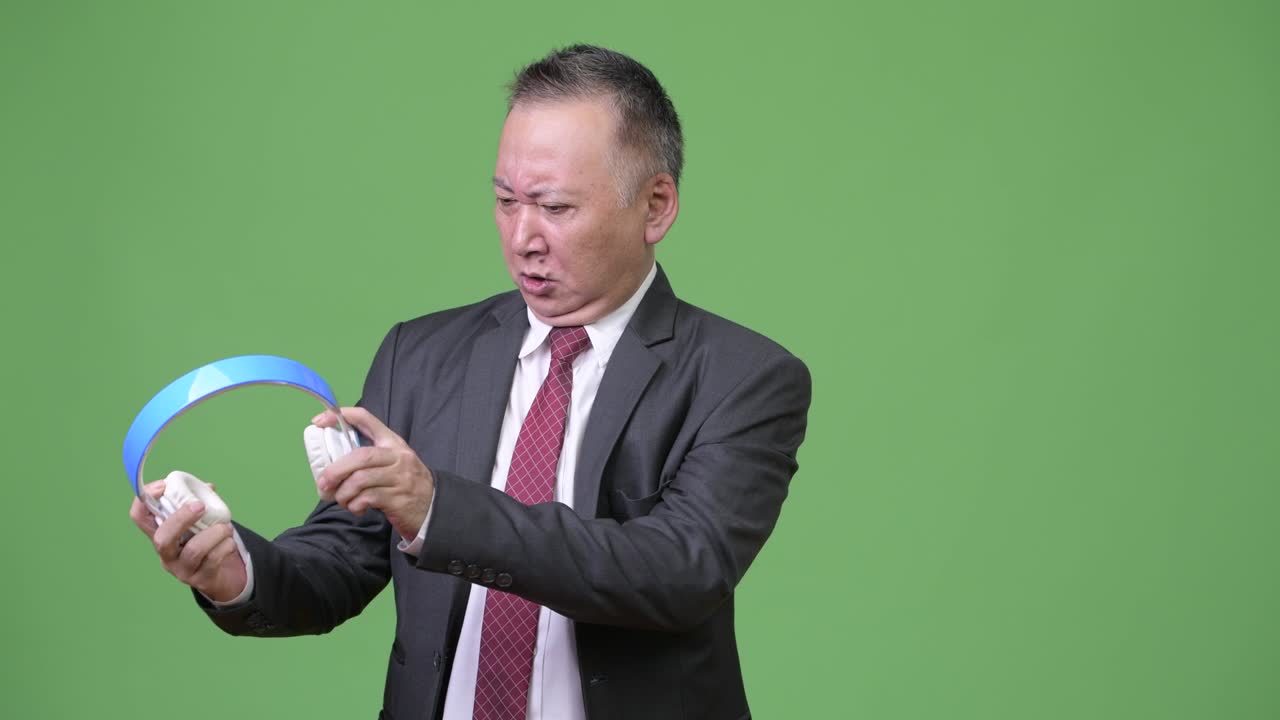 음악을 듣는 성숙한 일본인 사업가