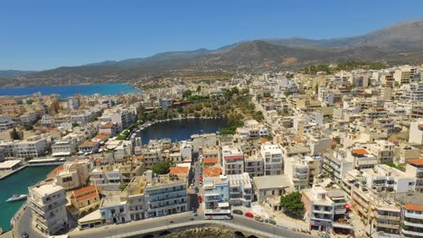 la ciudad costera de agios nikolaos en la isla de creta, durante el verano