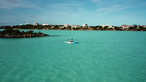 Montando-Un-Bote-Solitario-En-Aguas-Poco-Profundas-Cerca-De-Una-Playa-Tropical-En-Las-Islas-Turcas-Y-Caicos