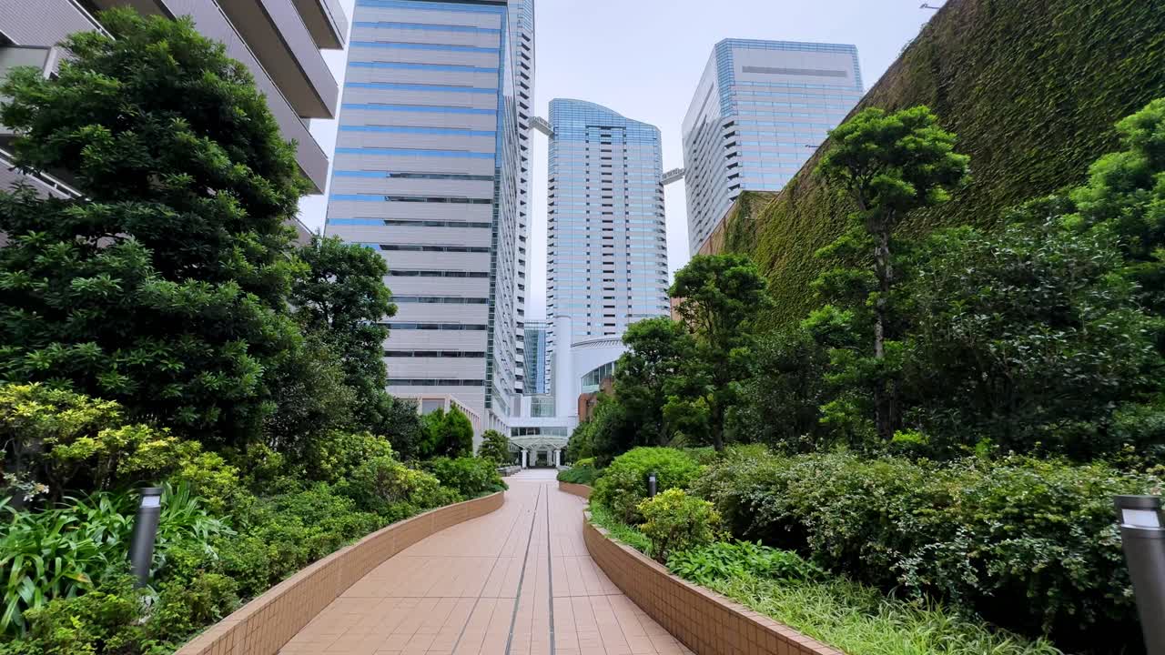 Jardim Urbano Moderno com Arranha-céus