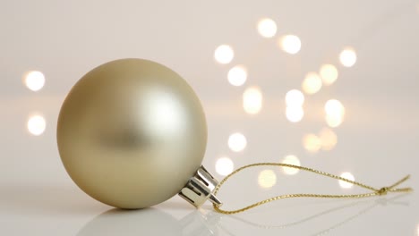 adorno de árbol de navidad con luces de hadas brillantes inclinación lenta 4k