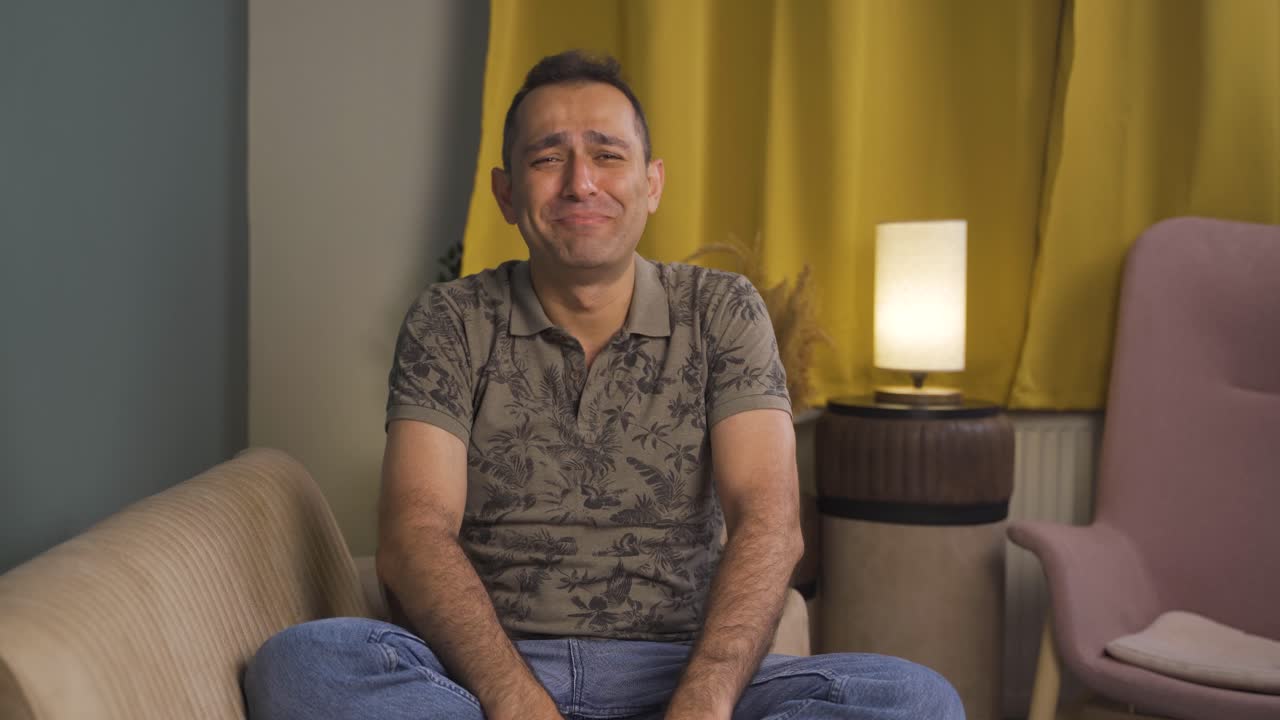 un hombre deprimido hablando a la cámara.