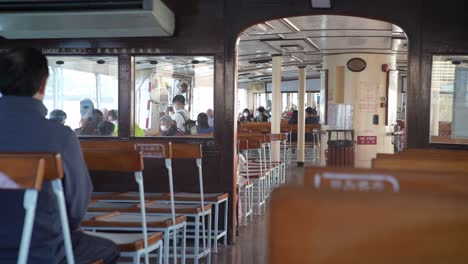 pasajeros en un ferry en hong kong