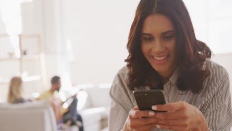 Hermosa-Mujer-Sonriendo-Mientras-Usa-Un-Teléfono-Inteligente