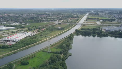 Luftdrohnenaufnahme-Des-Großen-Kanals-Und-Des-Kleinen-Sees-In-Der-Flachen-Landschaft-Der-Niederlande