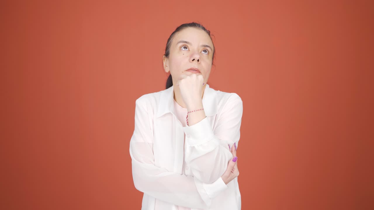 mujer pensativa hacia la cámara.