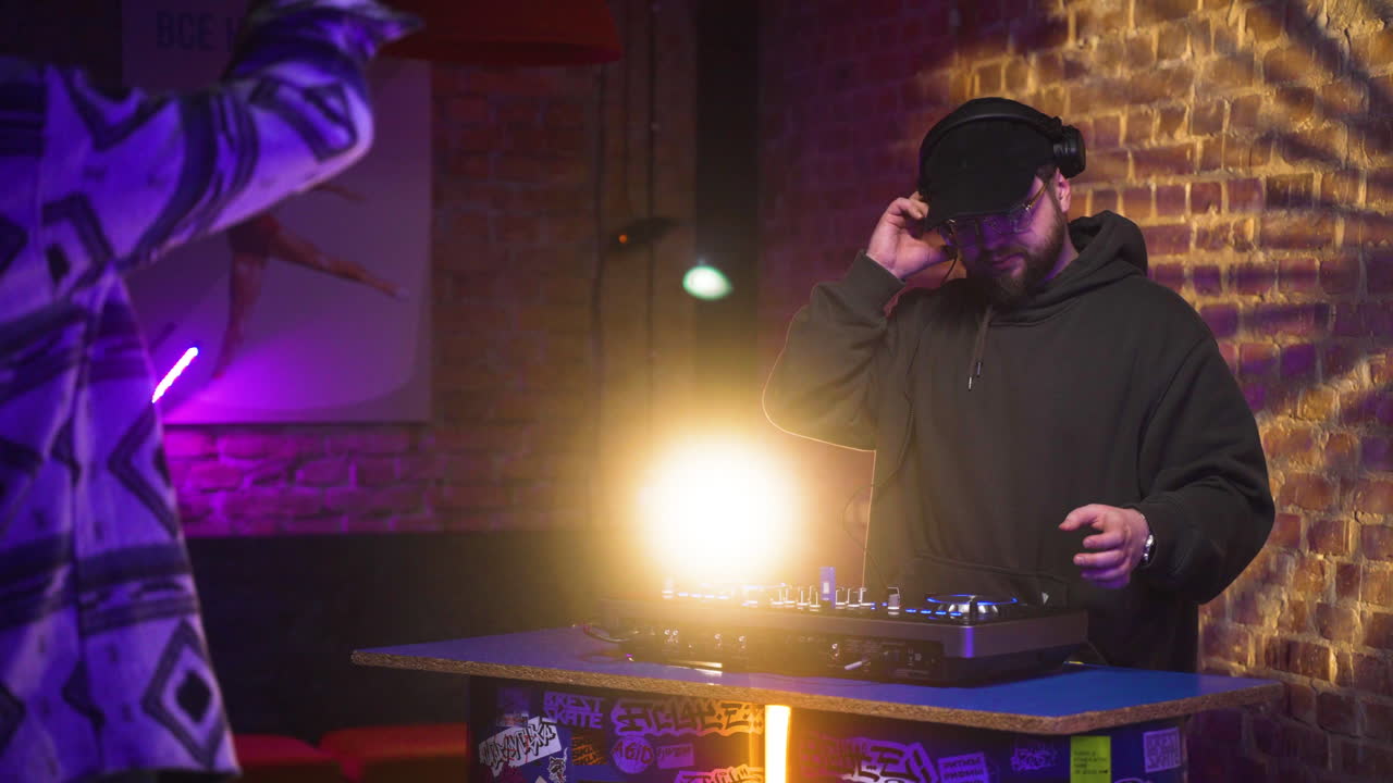 Man djing at the disco