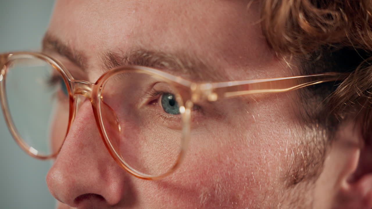 primer plano de un hombre con gafas