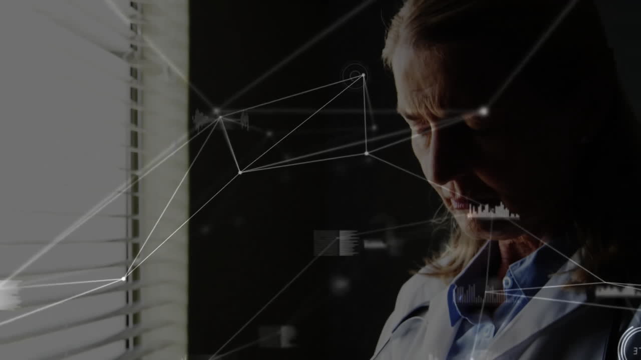 animación de la red de conexiones con procesamiento de datos sobre la doctora caucásica en el hospital